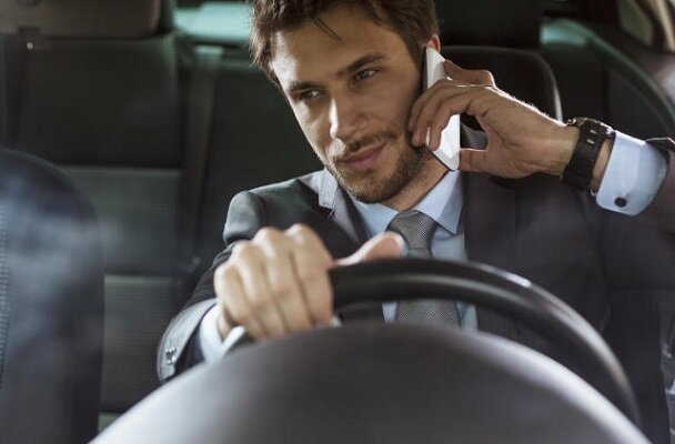 شناسایی حواس پرتی رانندگان در جاده ها هنگام رانندگی در خودروی ون هوشمند