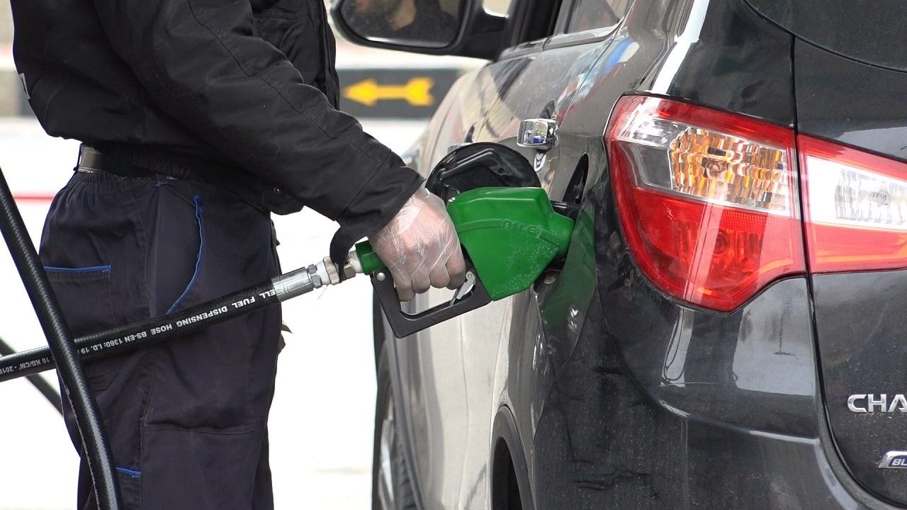 برنامه دولت رئیسی برای قیمت بنزین در سال آینده لو رفت