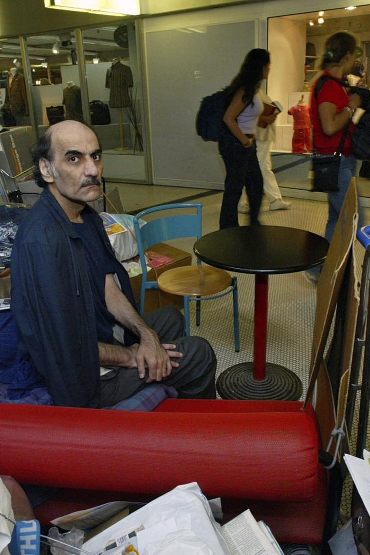 مرد ایرانی که ۱۸ سال در فرودگاه پاریس زندگی کرد در «ترمینال» درگذشت