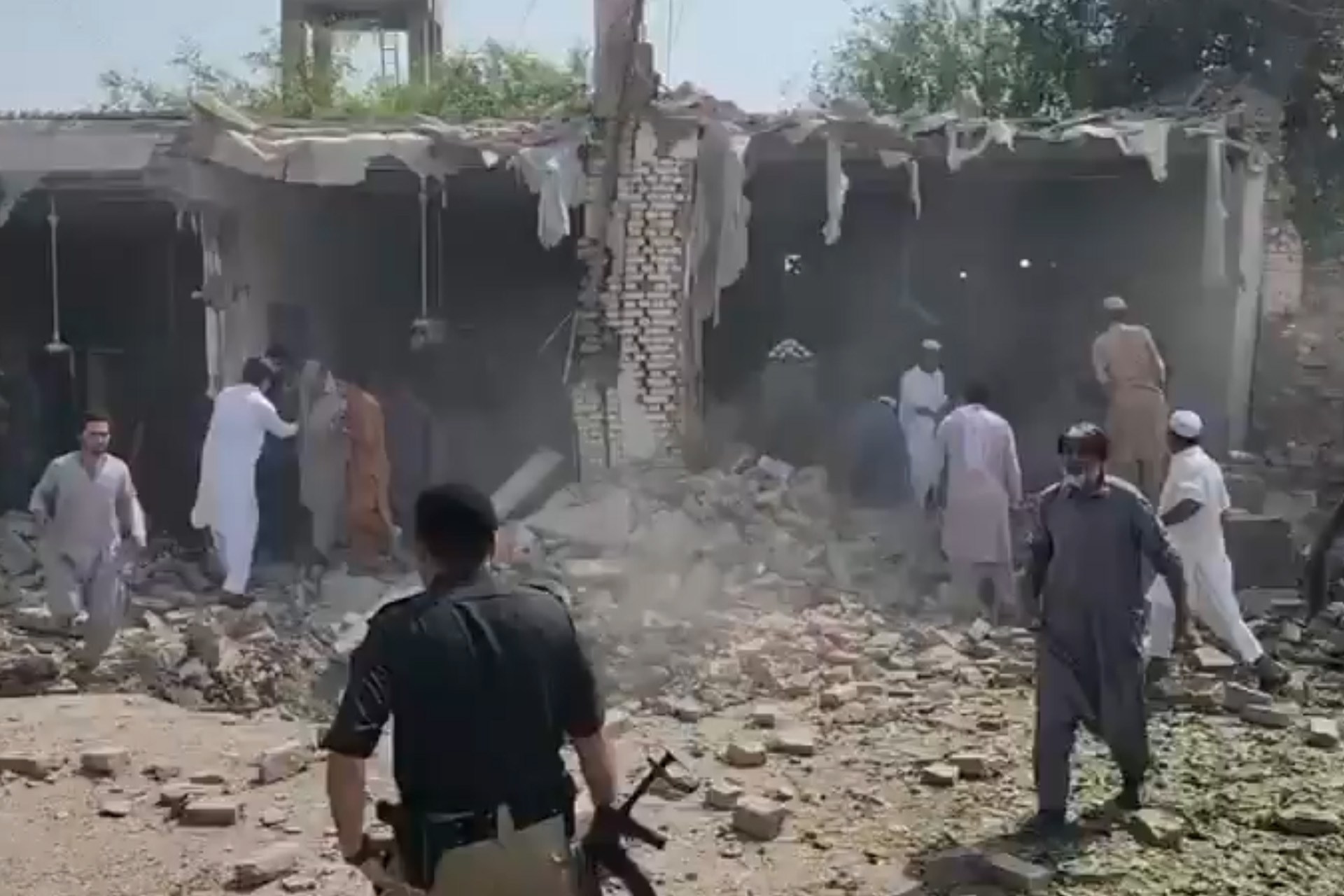 وزارة الداخلية الباكستانية:17 قتيلا في انفجار بمسجد في مقر قيادة الشرطة